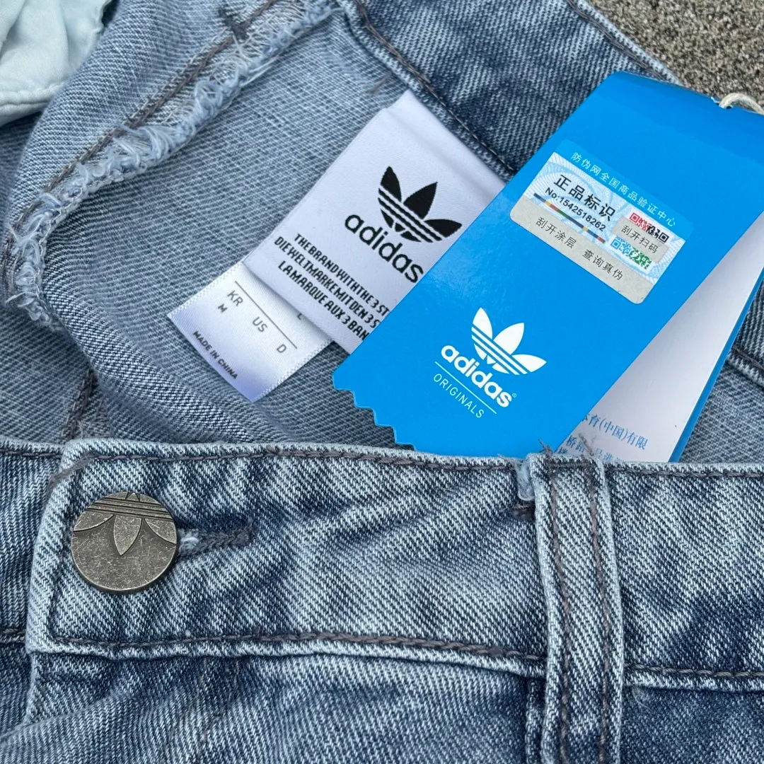 𝟭𝟬𝟰𝟵𝟲# Exclusive real shot/difference between various stolen pictures and online version on the market [𝗮𝗱𝗶𝗱𝗮𝘀 Clover three-stripe workwear embroidery𝗹𝗼𝗴𝗼 jeans] Retro cool ceiling, one pant to confer gods/Versatile men and women Same Style ✅Full set of 1:1 customized accessories ➕Customized three-label ➕𝗬𝘂𝗮𝗻 version hangtag ➕𝗹𝗼𝗴𝗼 packaging bag🔥 ➕Scan the tag to enter the official website. ✅Top Original version, ins Xiaohongshu Getwu Kuaishou and many bloggers wear it. 💥 Weld sports genes and workwear aesthetics together! This pair of clover pants can be worn all year round. ✅ Classic clover is full of DNA. The iconic three stripes + White clover logo on the side are full of retro feeling and full of recognition. At a glance, you can see the high-end feeling of Adidas, and the trendy identity is directly sealed. ✅ Workwear + denim double buff superposition, heavy denim fabric + three-dimensional large pocket workwear design, stiff and stylish without collapse, Wear-Resistant, with a retro feel as you wear it, and an American street feel. ✅ The fairy wide-leg version, the king of hiding fat and slimming. High waist + slightly wide straight cut, perfectly modify the leg shape, pear-shaped body, thick legs stars are directly welded to the body! Your legs will become 30 to 70 minutes longer in seconds, and you will feel relaxed when walking. ✅ Full of details, high quality, neat open stitching, three-dimensional multi-pocket design, practical and stylish; complete original tags, restored Authentic details, full of upper body comfort, suitable for daily commuting, going out on the street, and going out on the street. ⭕The high version of the best products🐮is different from the junk products in the market🗯️The same picture but different prices means different versions. ❌Don’t be fooled by the same copywriters and pirated pictures from outside that mix and distribute high-luxury pictures at low prices. After comparing the quality, you will know where the gap is. Don’t lie. I don’t guarantee that my products are the cheapest, but I definitely guarantee that they are worth every penny of your hard-earned money! ‼ ️We don’t slash prices or lower prices, we supply products with heart and only make high-end versions!!! Breasts Jimei must see the details of my home clearly, the pictures of my home are all taken by the owner himself❤️ Color: Blue Size: S-2XL